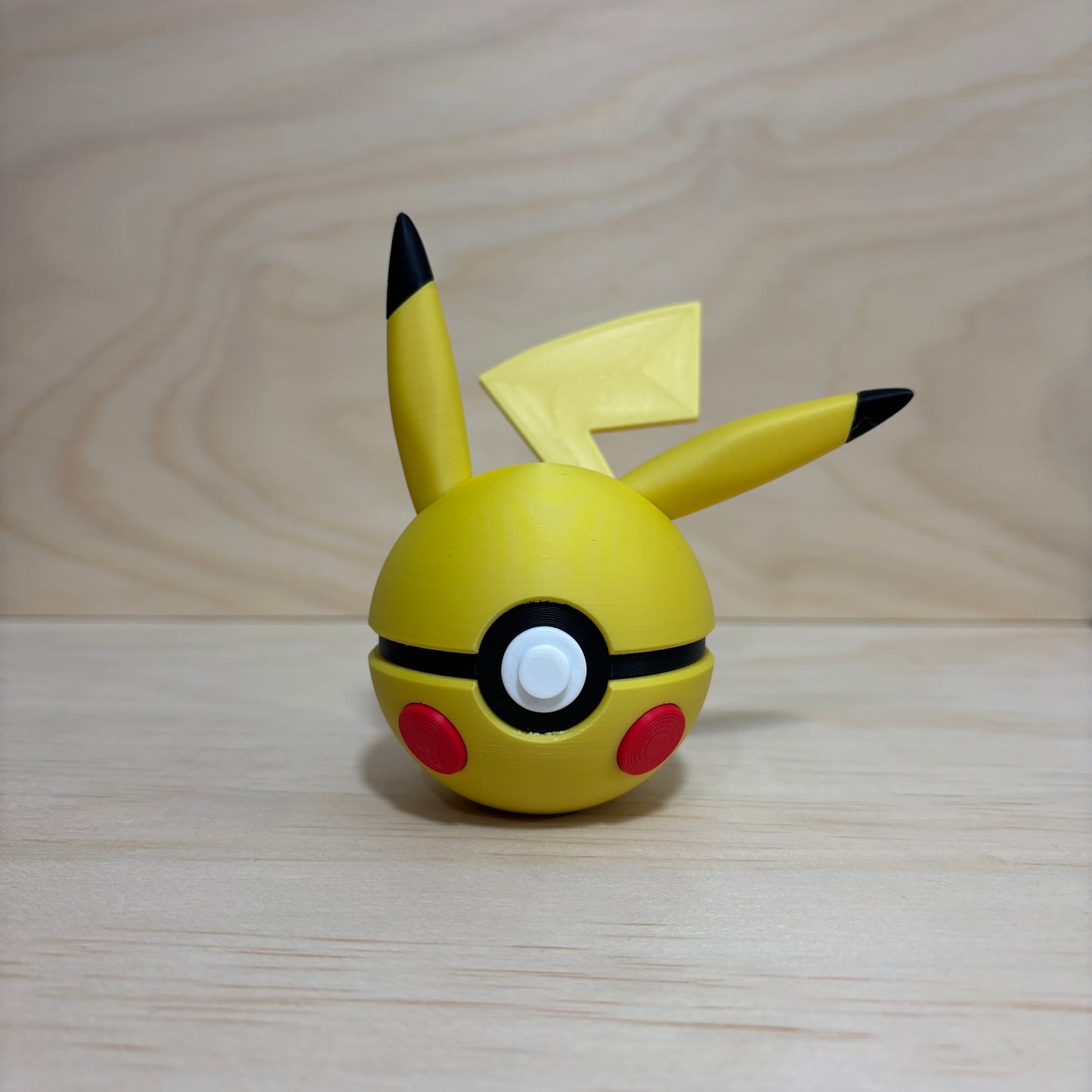 #0025 Pikachu Poké Ball