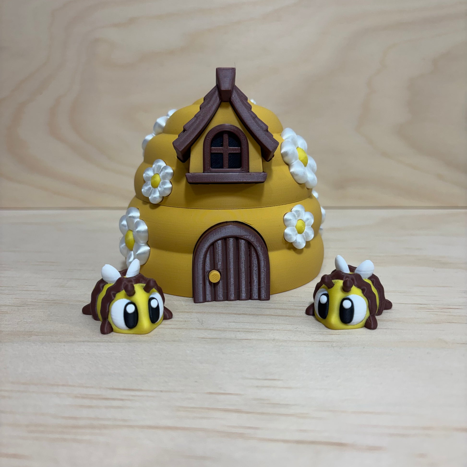 3D printed Mini Pal Bees & Beehive play set featuring two adorable flexi bees beside a flower-covered beehive.