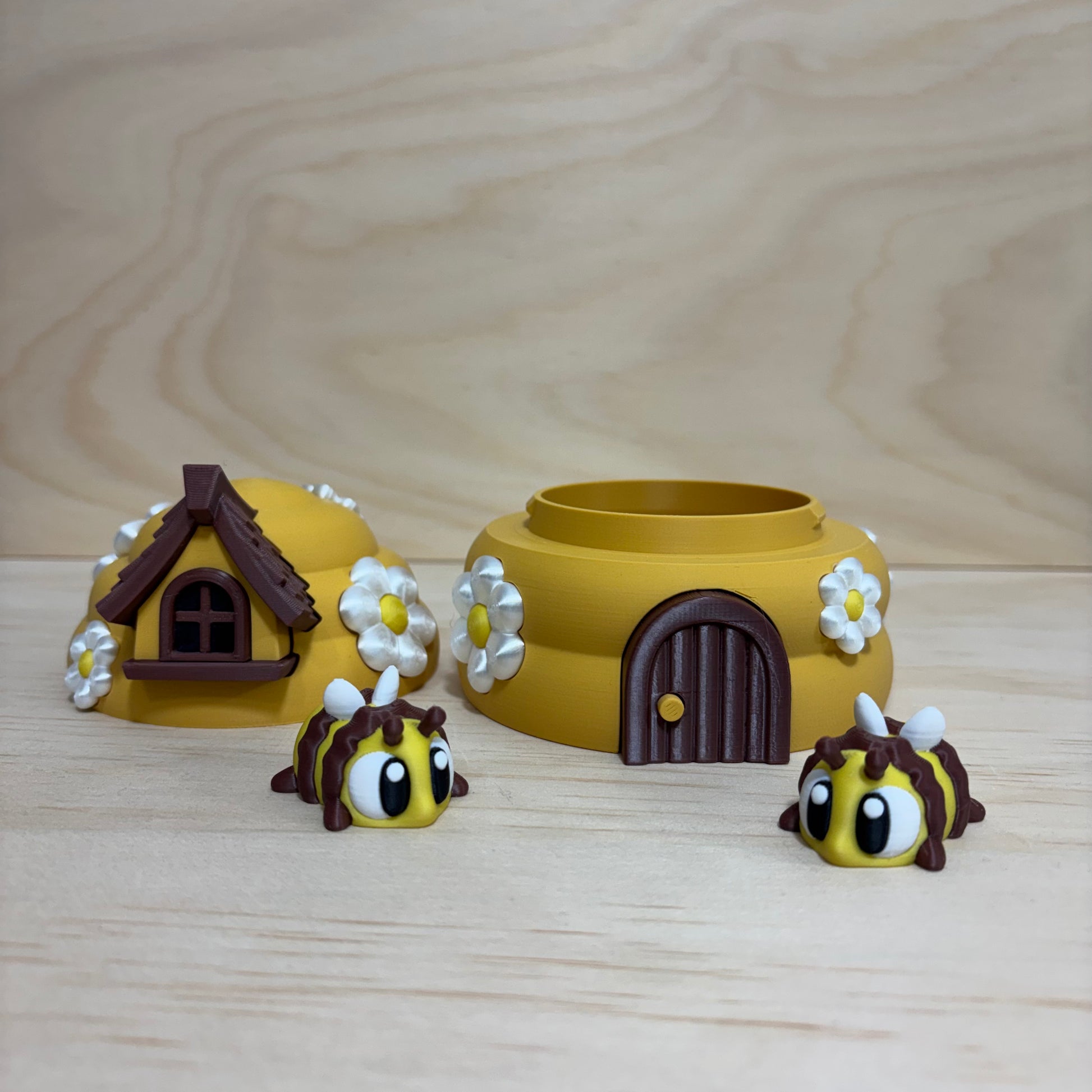 3D printed Mini Pal Bees & Beehive play set featuring two adorable flexi bees beside a flower-covered beehive.